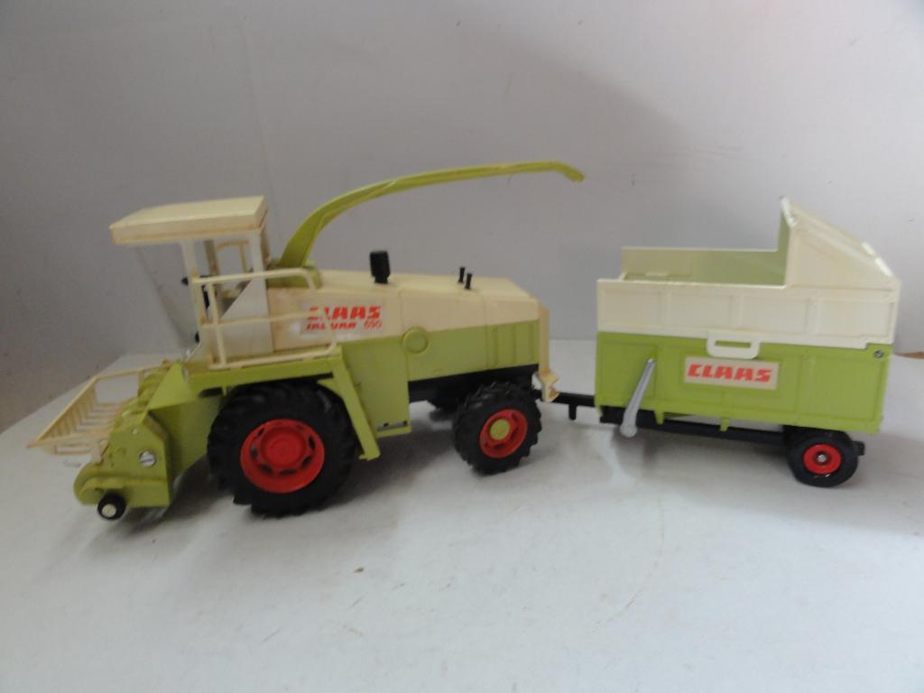Claas Jagusr 690 met silage wagen Britains, Verzenden, Zo goed als nieuw, 1:32 tot 1:50