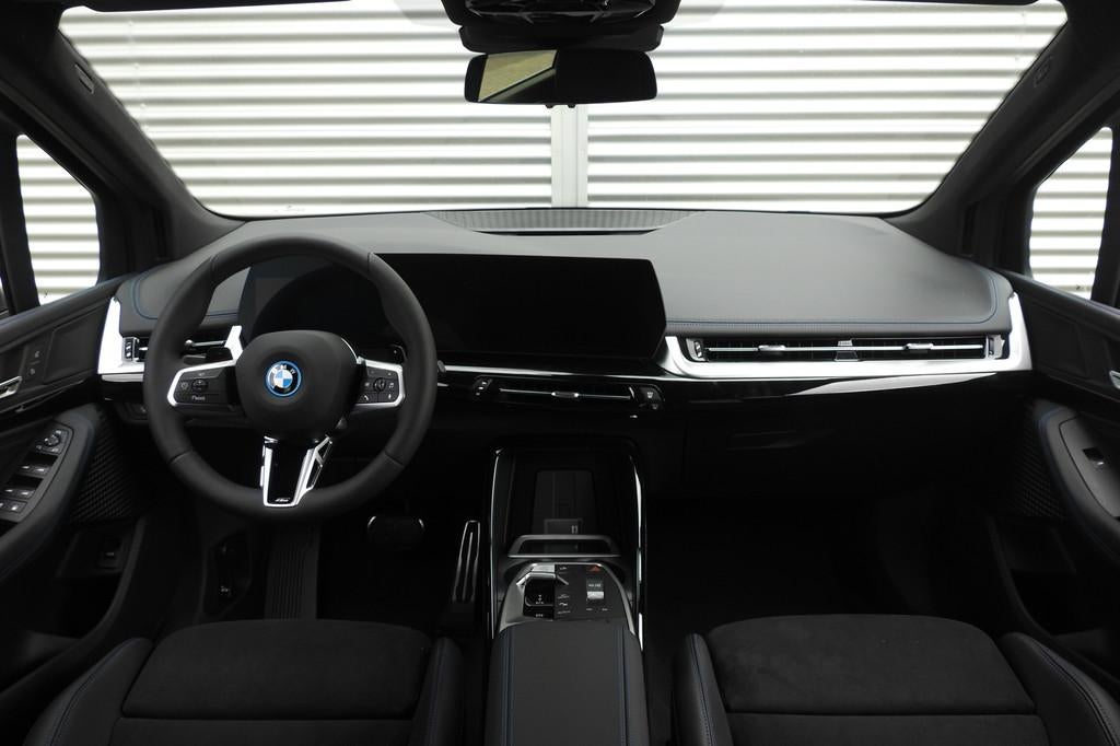 BMW 2 Serie Active Tourer 225e xDrive M Sport Automaat / Pan, Automaat, 1800 kg, Zwart, 38 km/l