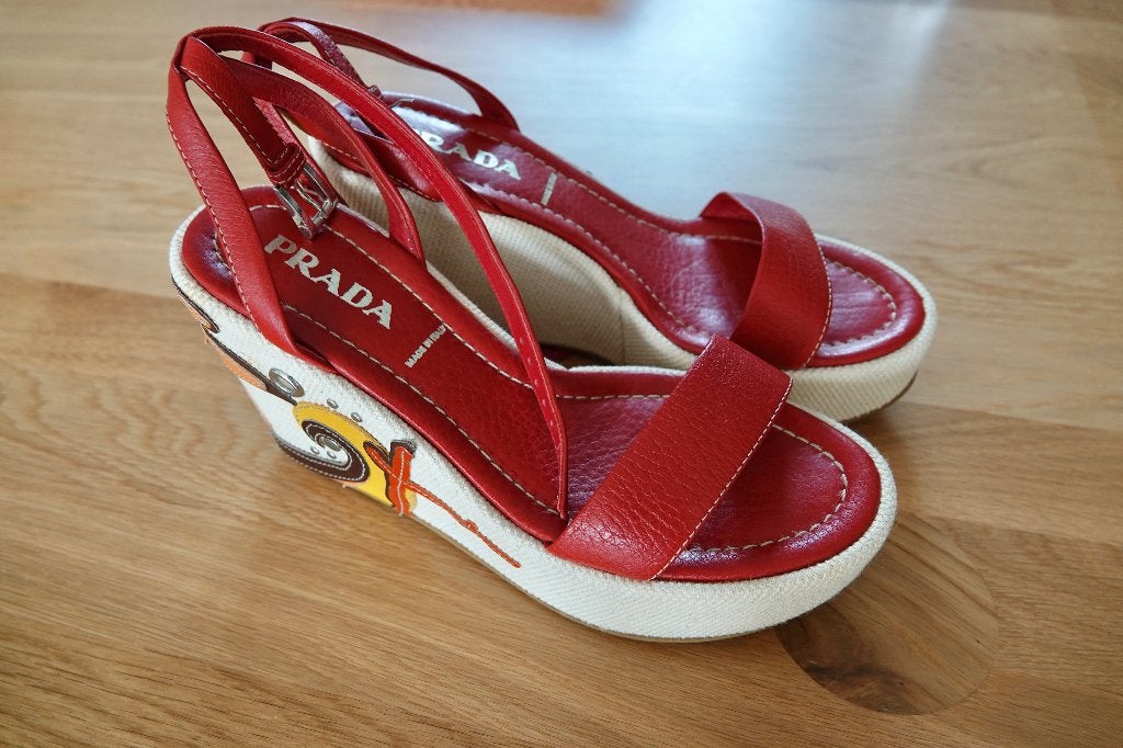 Unieke vintage Prada schoentjes met sleehak, Ophalen of Verzenden, Zo goed als nieuw, Rood