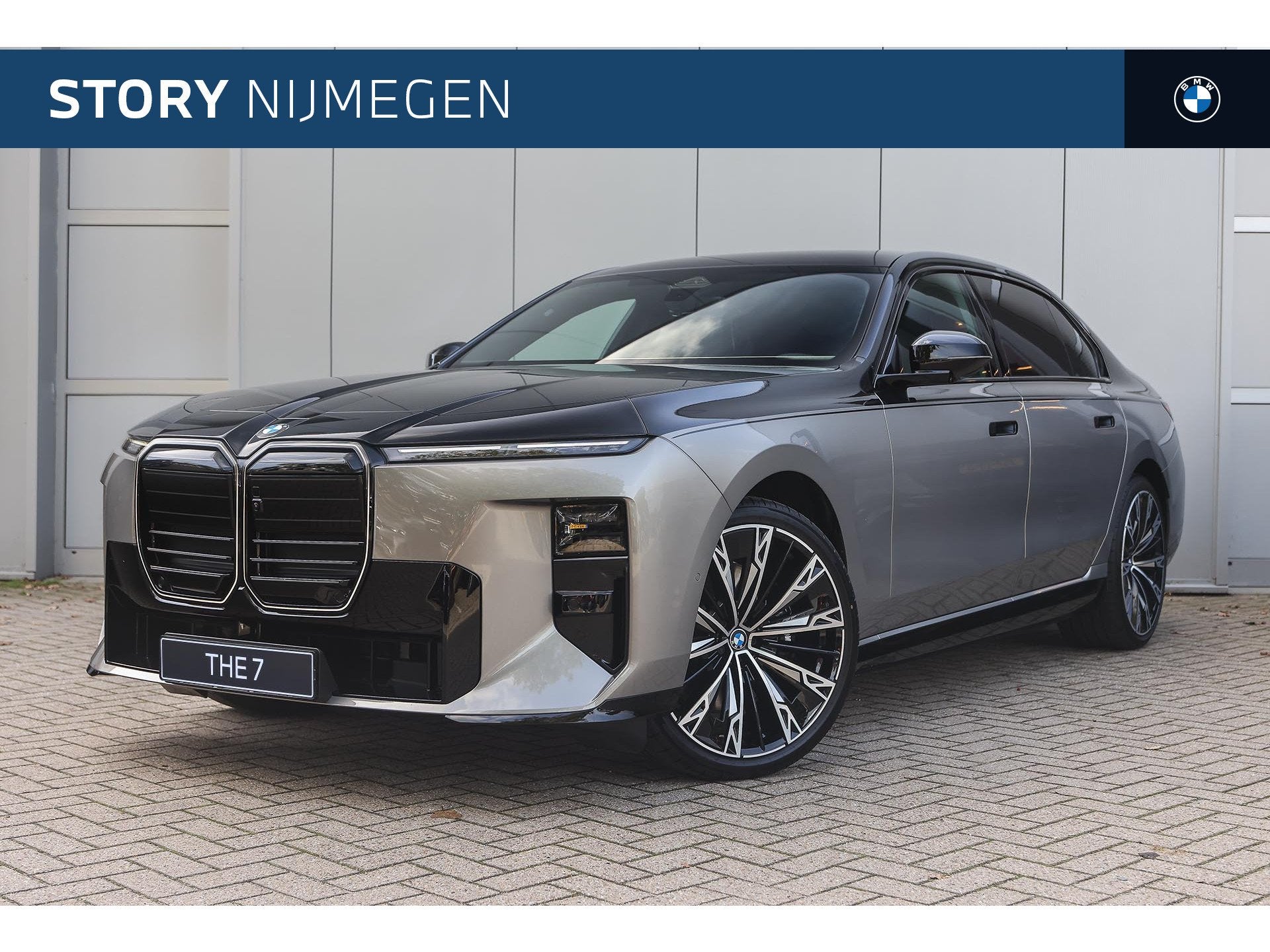 BMW i7 50 xDrive M Sport / Panoramadak Sky Lounge / Trekhaak, Auto's, Automaat, Dealer onderhouden, Zwart, 2670 kg