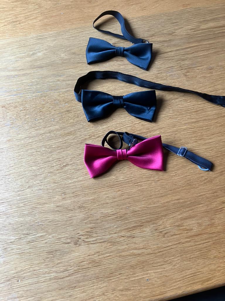 3 strikdassen, 2 zwarte en 1 rose, Kleding | Heren, Stropdassen, Ophalen of Verzenden, Zo goed als nieuw, Zwart