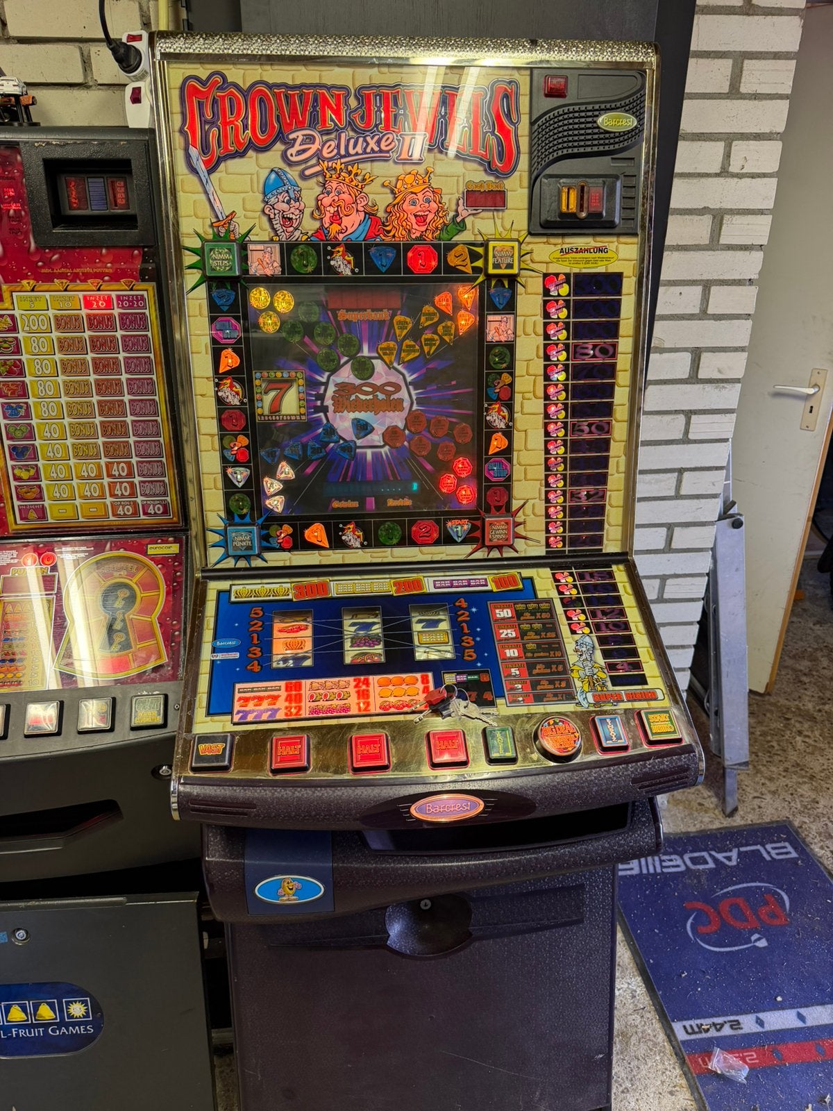 Crown Jewels Deluxe 2 barcrest duits, Verzamelen, Automaten | Gokkasten en Fruitautomaten, Euro, Ophalen, Gebruikt, Met sleutels