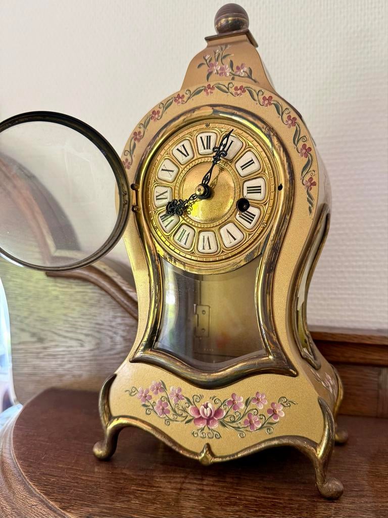 Antieke Zwitserse klok (werkend 50’s) met sleutel en slinger, Antiek en Kunst, Antiek | Klokken, Ophalen