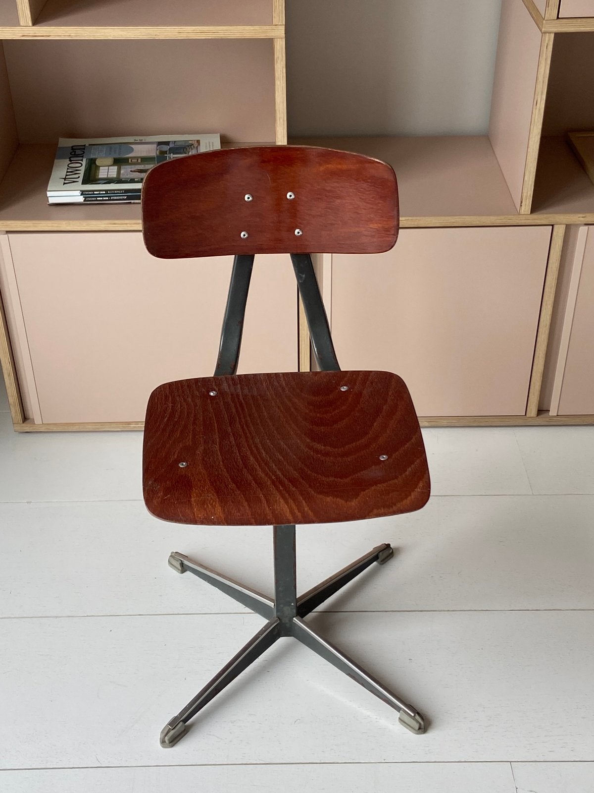 Vintage industrieel kinderstoeltje, Kinderen en Baby's, Kinderkamer | Tafels en Stoelen, Ophalen, Zo goed als nieuw, Stoel(en)