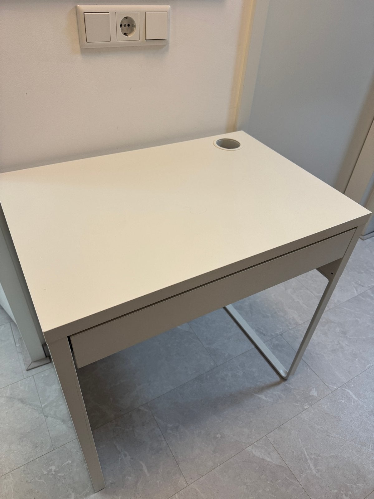 IKEA Micke Bureau - Wit met lade en kabelgoot, Gebruikt, Met lades, Spaanplaat of MDF, Ophalen of Verzenden