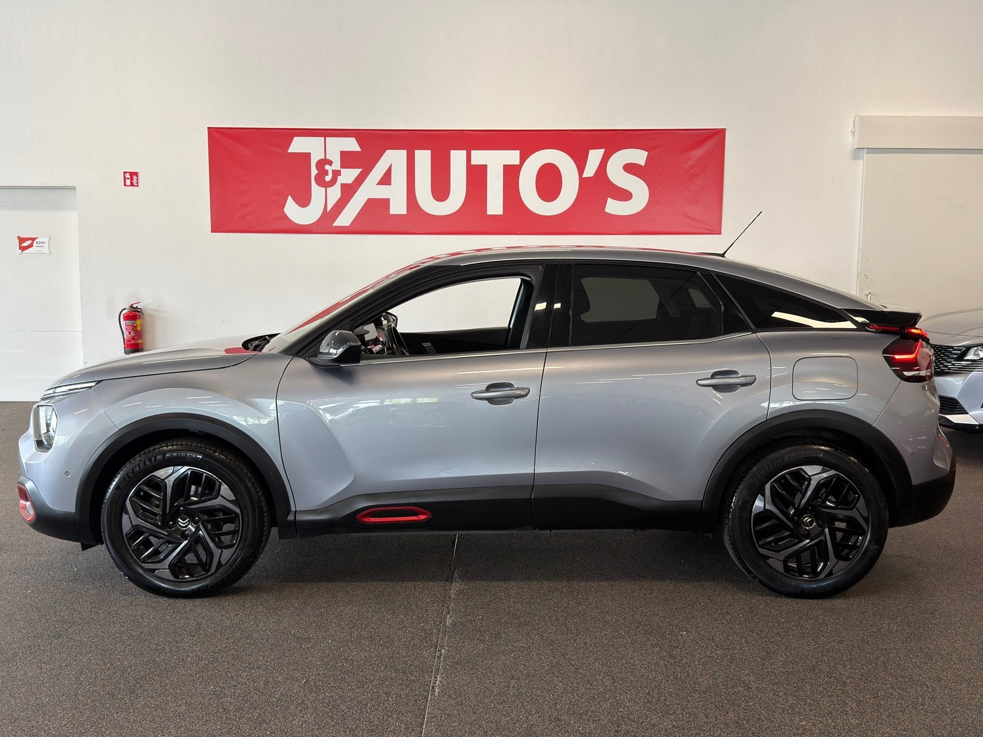 Citroen C4 1.2 PureTech Shine| NAVIGATIE|ECC AIRCO|CRUISE|EL, Gebruikt, 1199 cc, Met garantie (alle), 3 cilinders