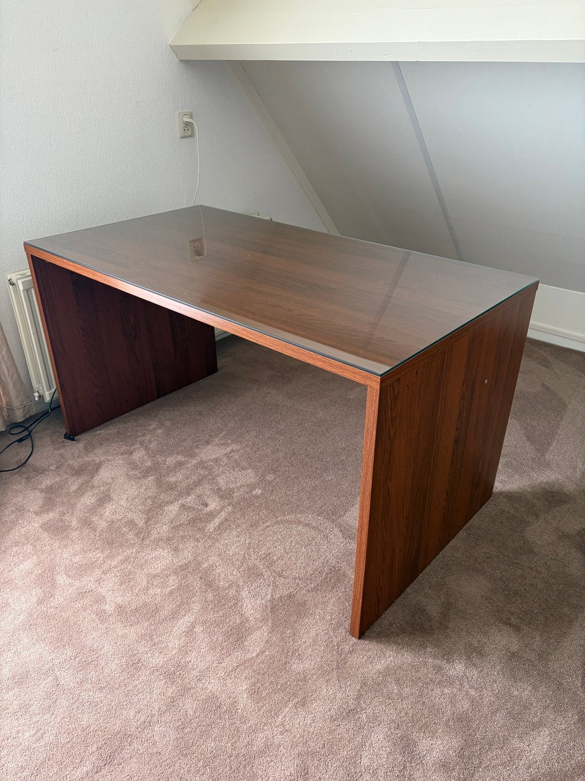 Mooi kersenhout bureau met glasplaat - 140x75x75 cm, Huis en Inrichting, Bureaus, Ophalen, Gebruikt, Hout