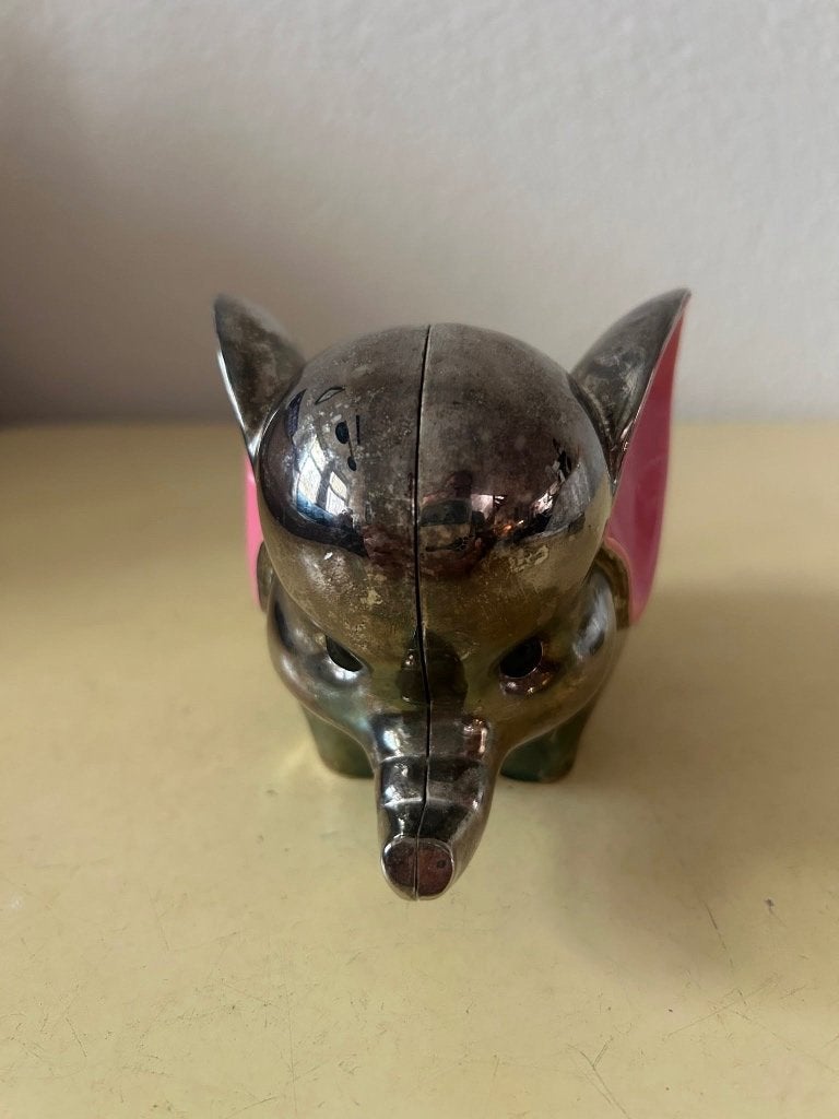 Zilverkleurige olifant spaarpot met roze oren, Niet beschikbaar, Onbekend / Anonieme fabricage (traditioneel zilverwerk/kraamcadeau)