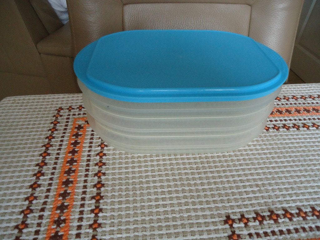 Tupperware vleeswaren schaaltjes stapel drie met turquoise d, Ophalen of Verzenden, Zo goed als nieuw, Schaal