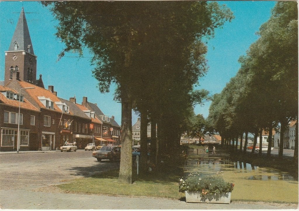 DINTELOORD West Voorstraat met Amro Bank, Verzamelen, Ansichtkaarten | Nederland, Gelopen, Noord-Brabant, 1960 tot 1980, Verzenden