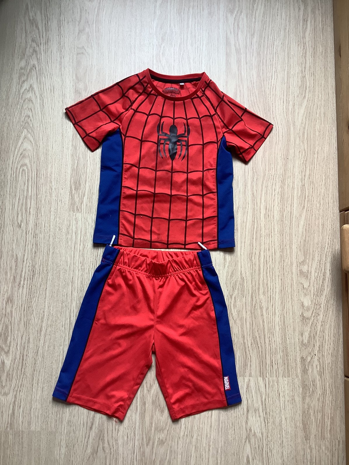 leuk rood met blauw pakje van Spiderman maat 116, Kinderen en Baby's, Kinderkleding | Maat 116, Ophalen of Verzenden, Gebruikt