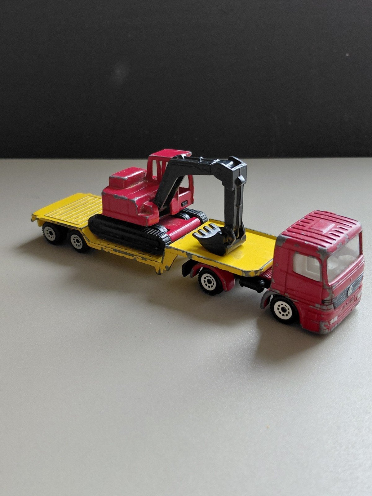 Siku 1/87 Mercedes Benz Vrachtwagen met Graafmachine, Ophalen of Verzenden, Gebruikt, Bus of Vrachtwagen, SIKU