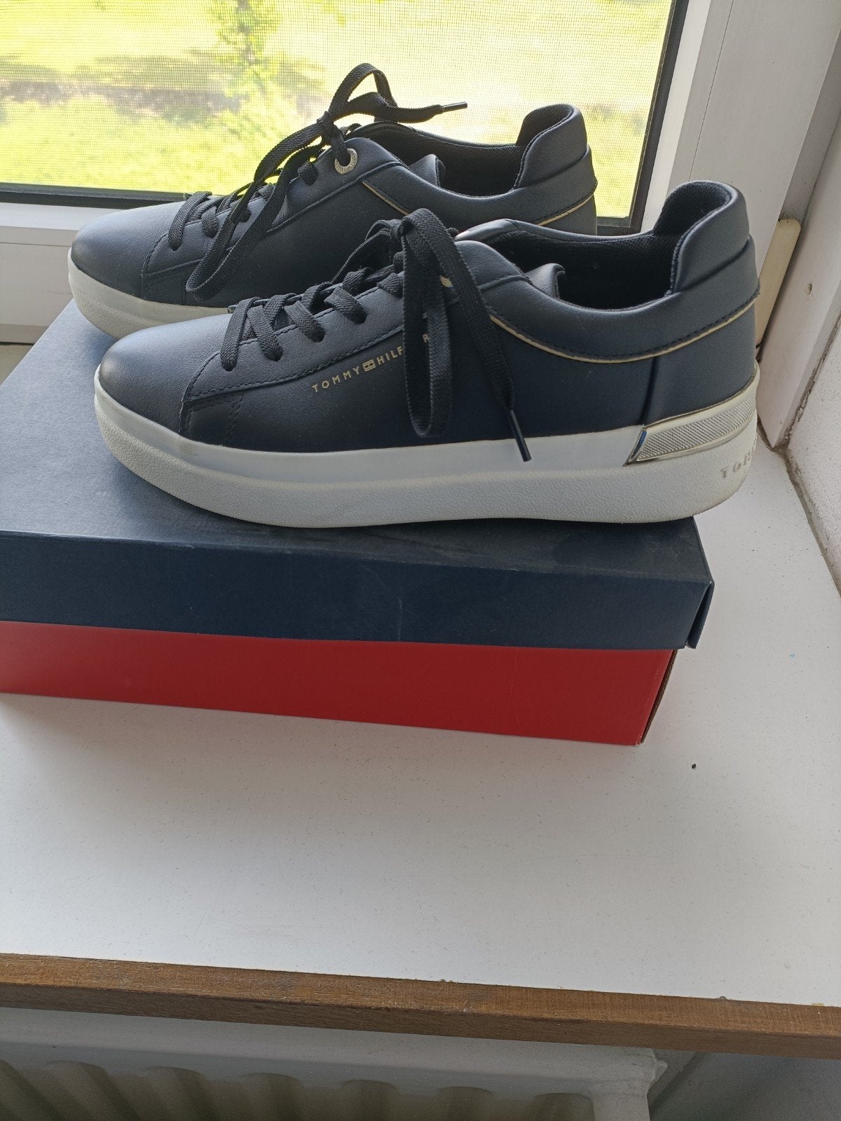 Prachtige leren Tommy Hilfiger sneakers maat 40, Kleding | Dames, Schoenen, Ophalen of Verzenden, Zo goed als nieuw, Sneakers of Gympen