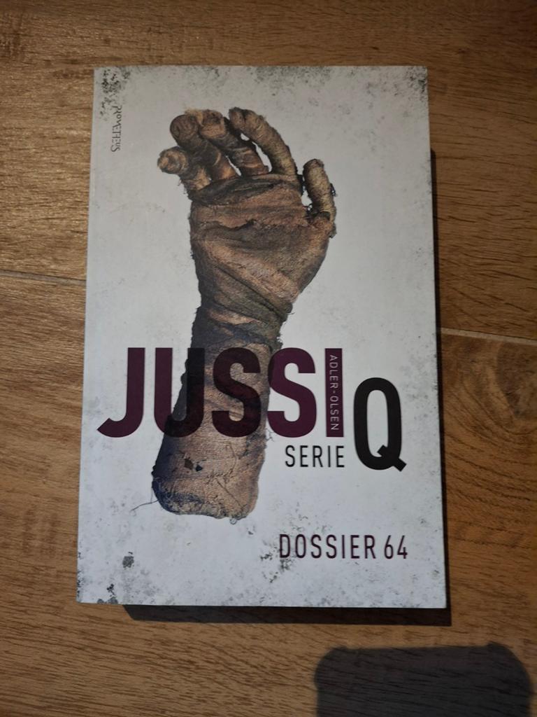 Jussi Adler-Olsen - Dossier 64, Ophalen of Verzenden, Zo goed als nieuw, Jussi Adler-Olsen