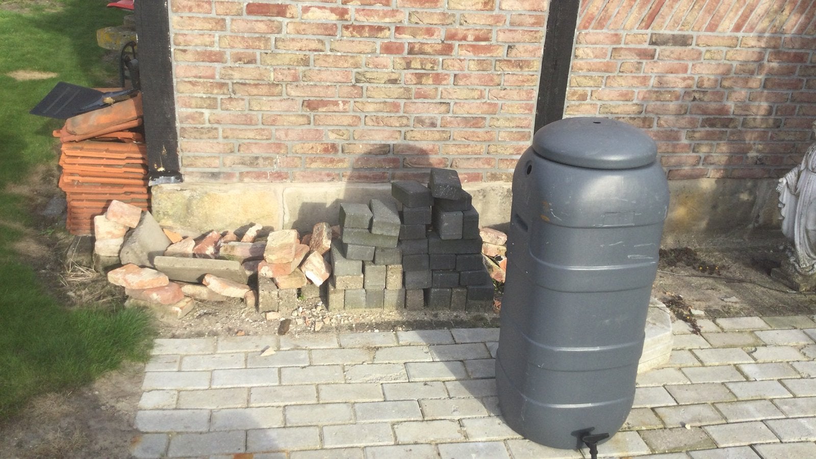 Restant stenen en regenton, Ophalen, Gebruikt