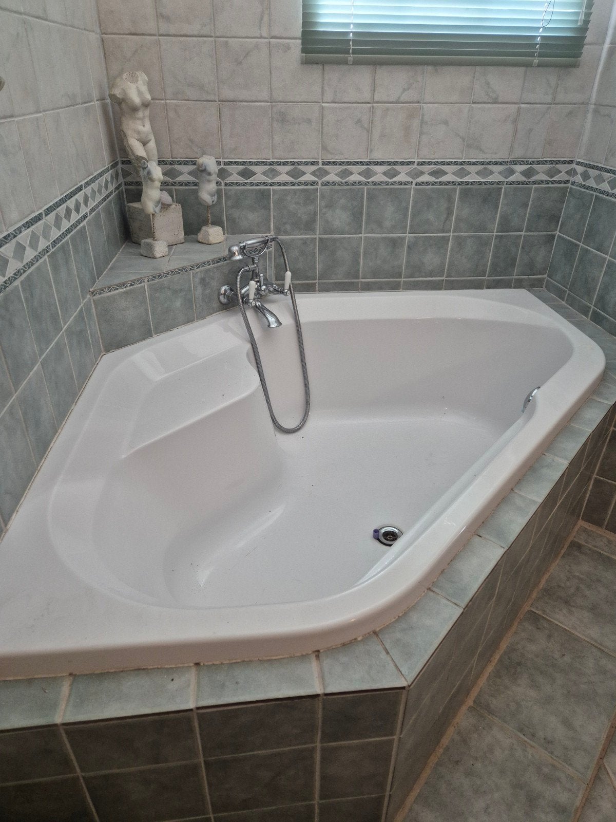 Hoekbad met kraan en handdouche, Ophalen, Gebruikt, Met bad