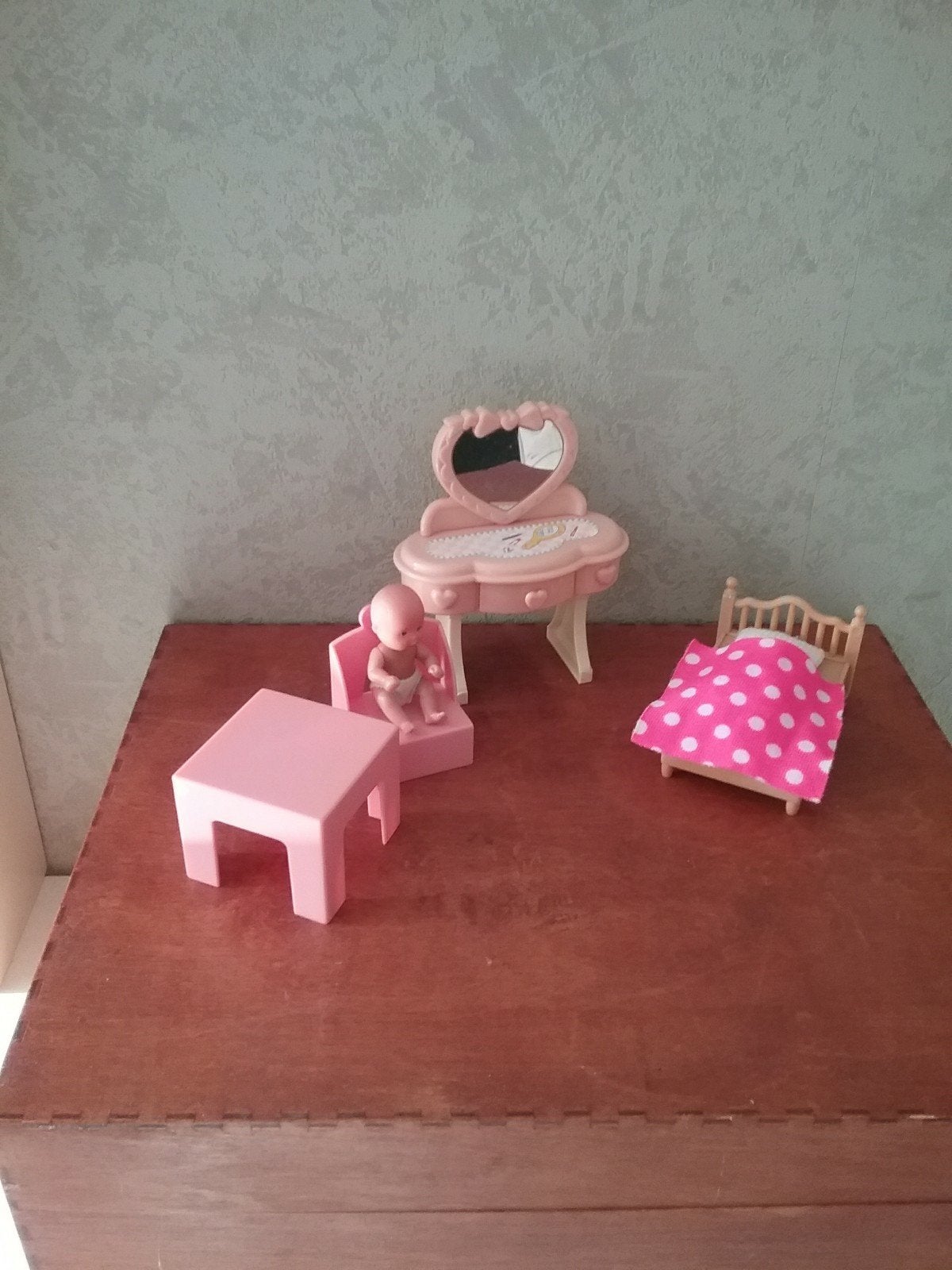Restant poppenhuismeubeltjes en MATTEL babypopje, Verzamelen, Ophalen of Verzenden, Zo goed als nieuw, Poppenhuis