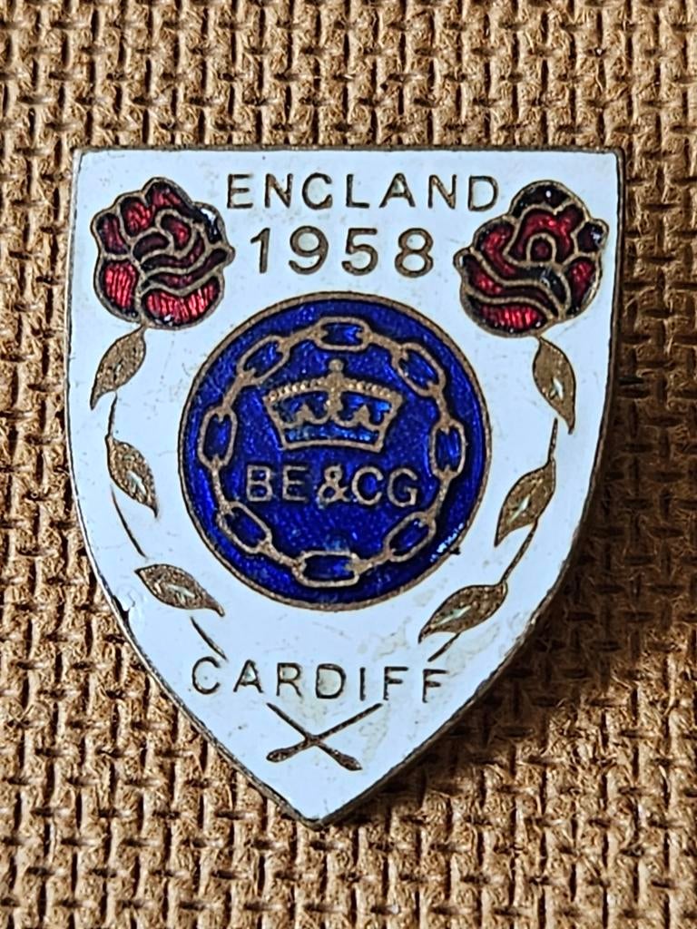 Speldje Engeland 1958 Cardiff BE&CG Pinches London, Verzamelen, Speldjes, Pins en Buttons, Ophalen of Verzenden, Gebruikt, Stad of Land