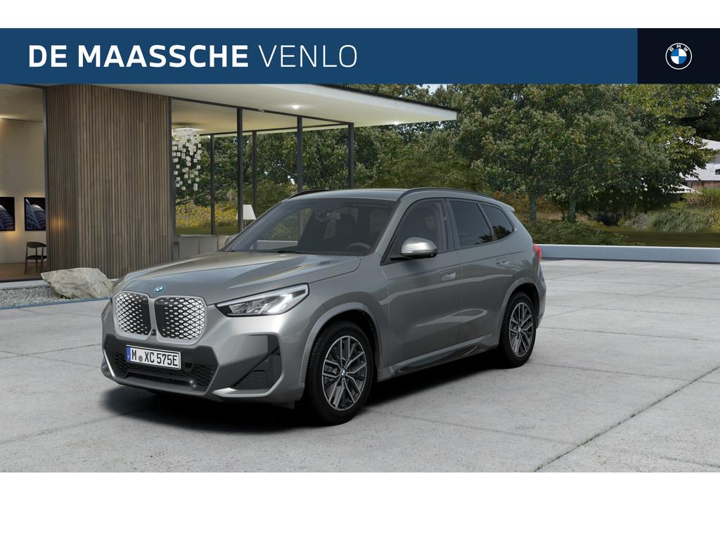 BMW iX1 eDrive20 M Sport / Sportstoelen / Achteruitrijcamera, Zwart, Metallic lak, Nieuw, SUV of Terreinwagen