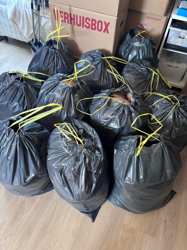 11 vuilniszakken vol dames kleding maat S tm XL, Ophalen, Zo goed als nieuw