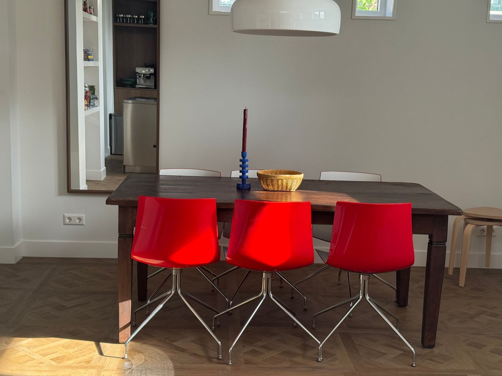 Arper Catifa 46 designstoelen set – draaibaar – rood/wit, Huis en Inrichting, Barkrukken, Ophalen, 5 krukken of meer, 60 tot 90 cm