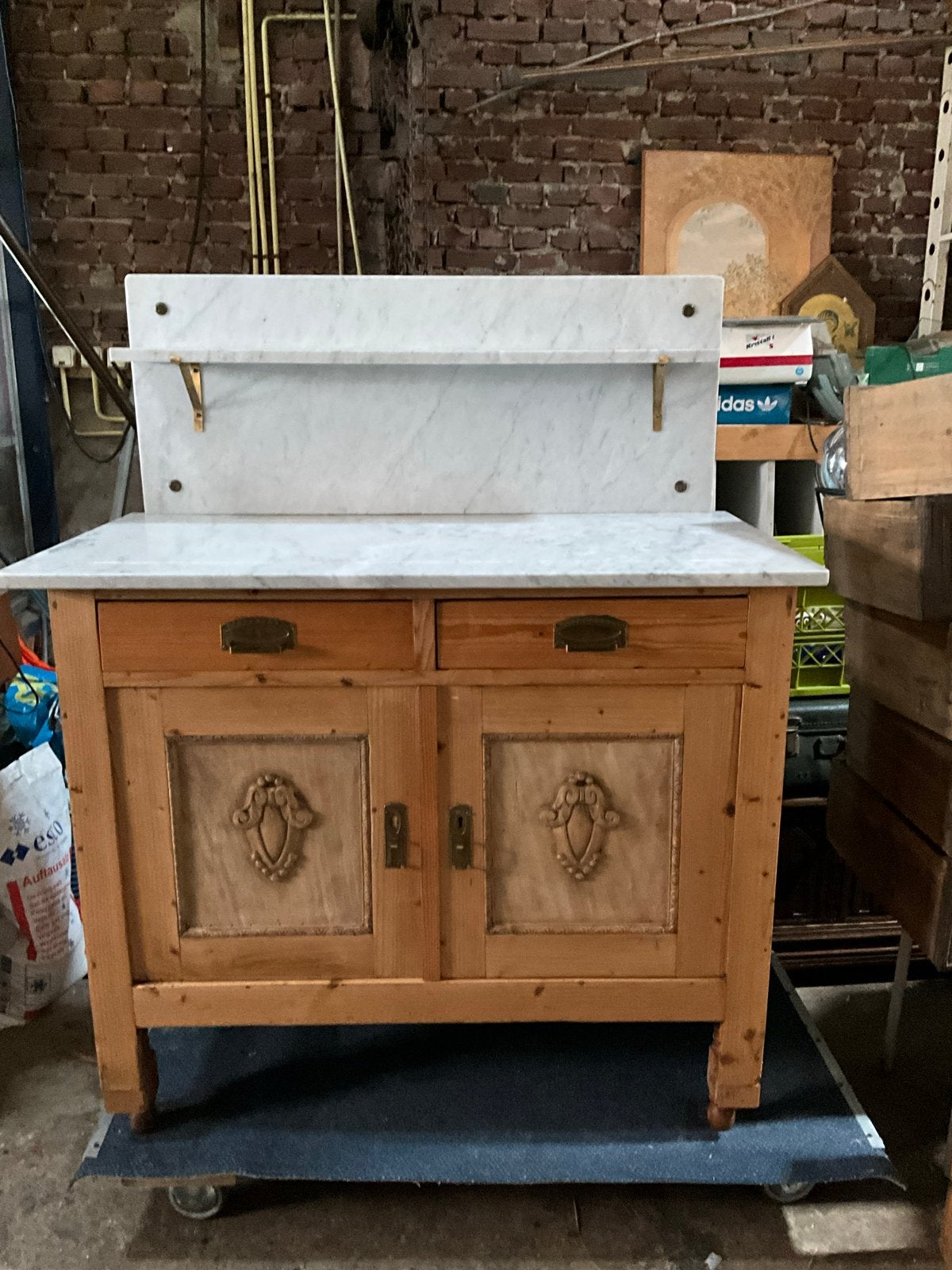 Houten commode met marmeren blad en opzetstuk, Ophalen