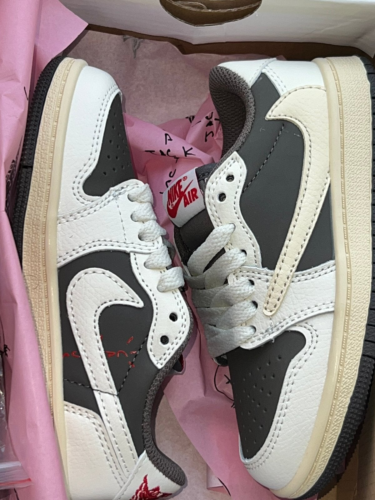 Travis Scott Air Jordan 1 Low OG Maat 29 Nieuw in doos €60, Kinderen en Baby's, Kinderkleding | Schoenen en Sokken, Ophalen of Verzenden