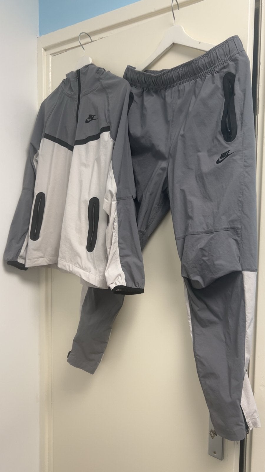Nike Tech Pack Trainingspak Grijs/Wit - Maat 158-170cm, Verzenden, Maat 56/58 (XL), Zo goed als nieuw, Grijs