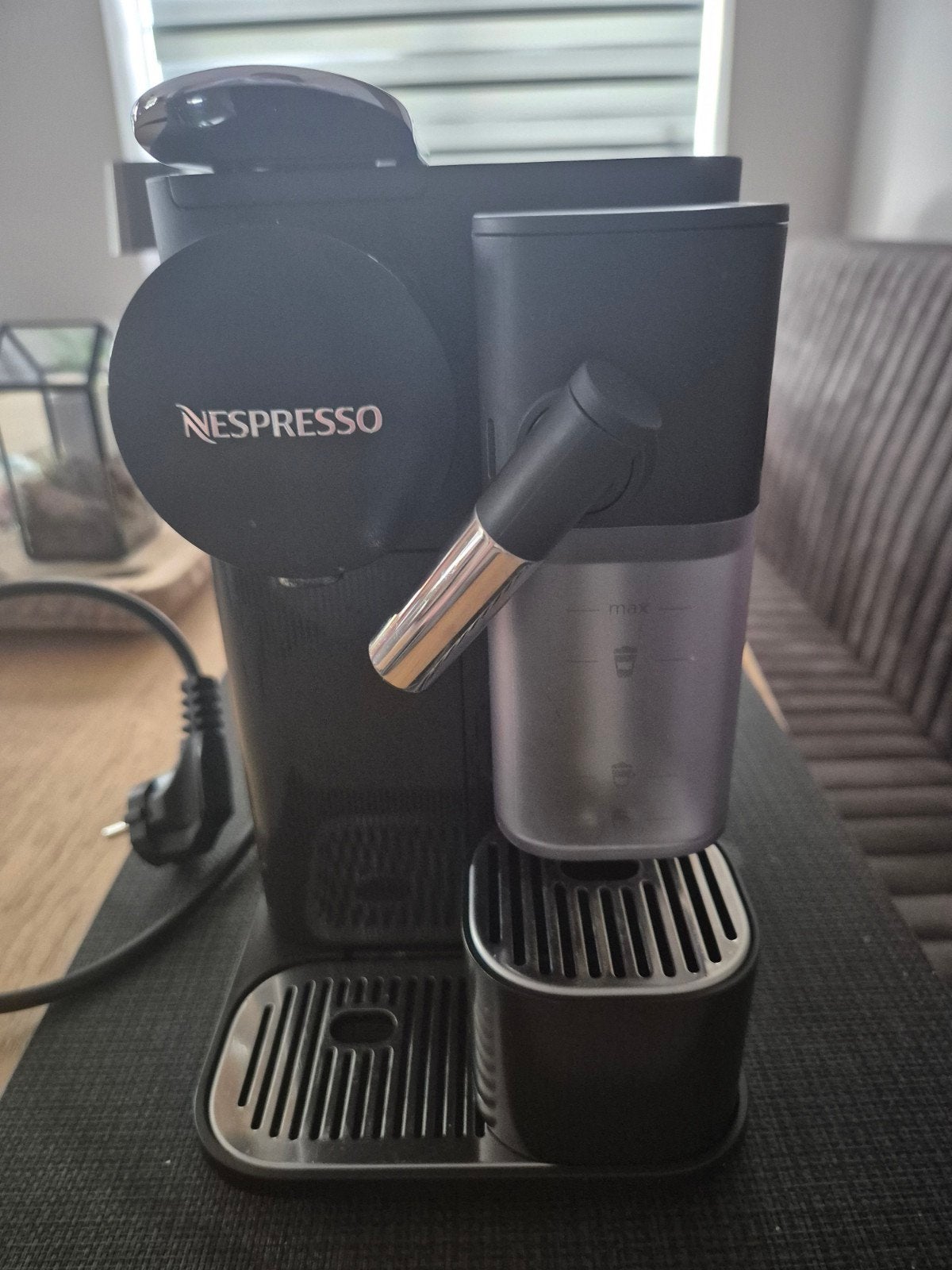 De'Longhi Nespresso Lattissima One EN510.B Zwart, Koffiemachine, Ophalen of Verzenden, Zo goed als nieuw, 2 tot 4 kopjes