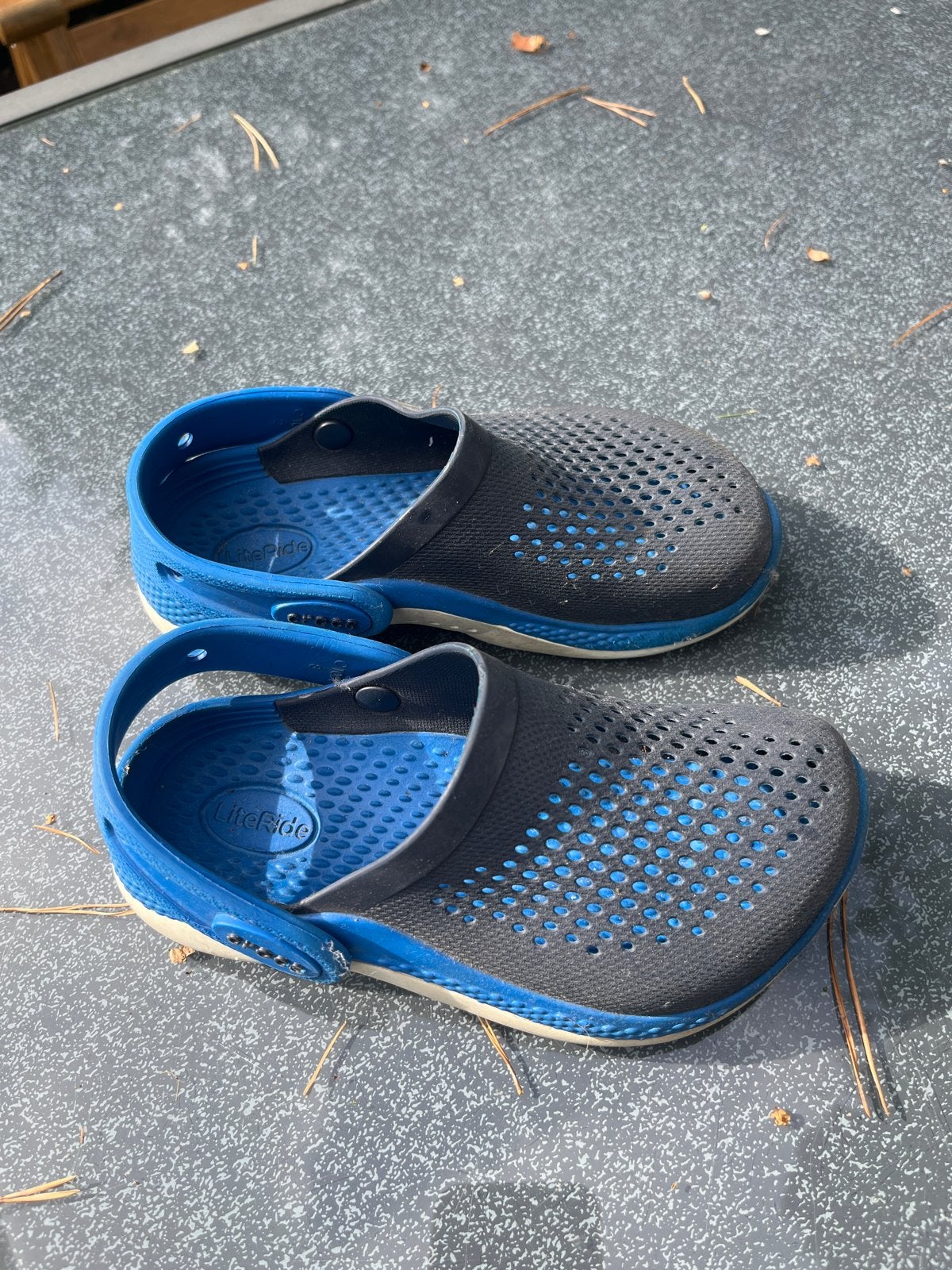 Kinder Crocs - gratis ophalen - Blauw/Zwart Maat 10, Gebruikt, Jongen of Meisje, Schoenen, Ophalen of Verzenden