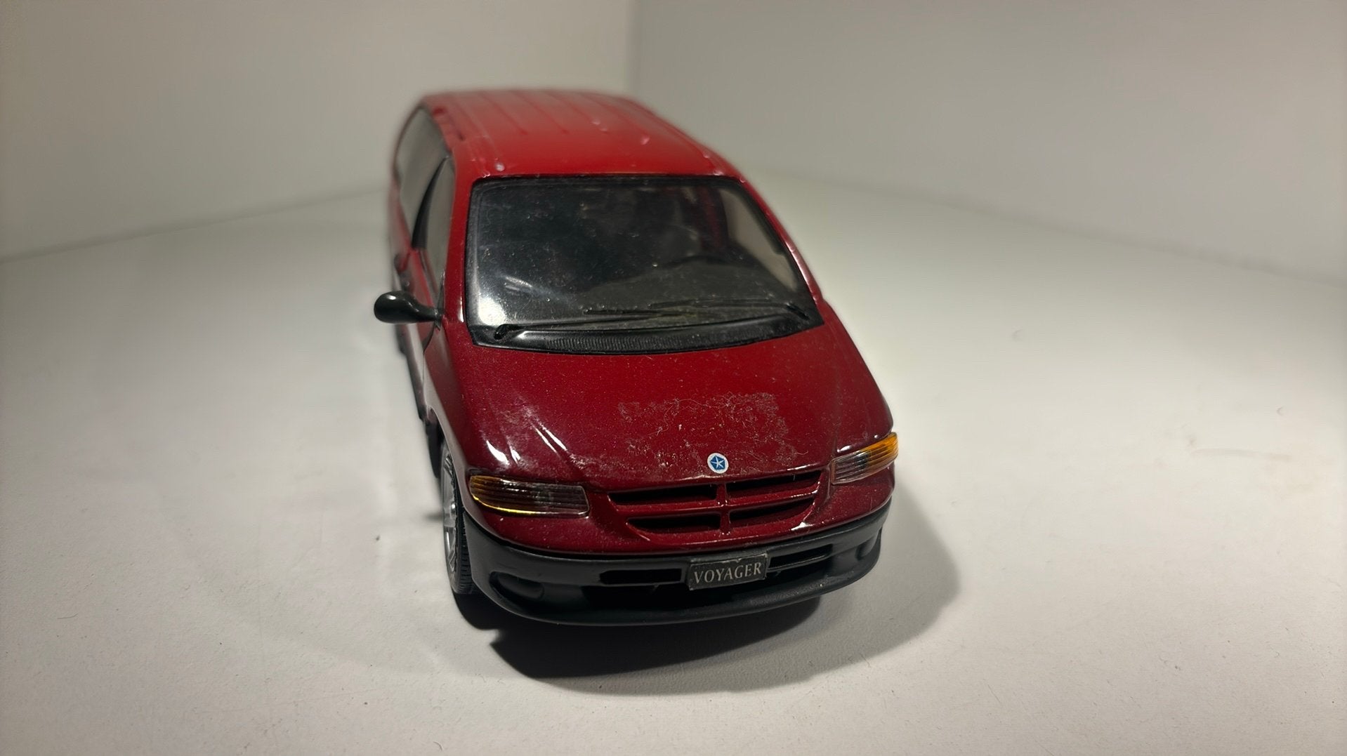 Dodge caravan red schade maisto 1.26, Overige merken, Auto, Ophalen of Verzenden, A
