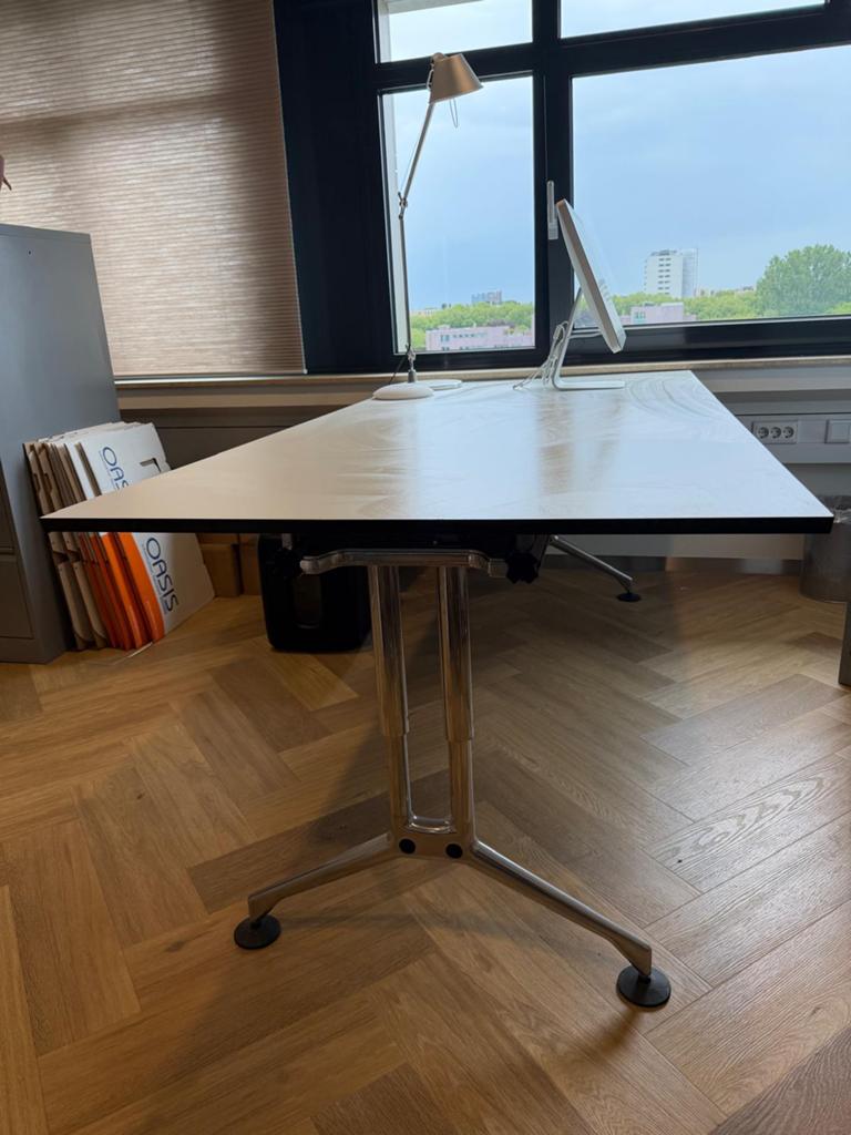 Vitra ad hoc slingerbureau, Ophalen, Zo goed als nieuw
