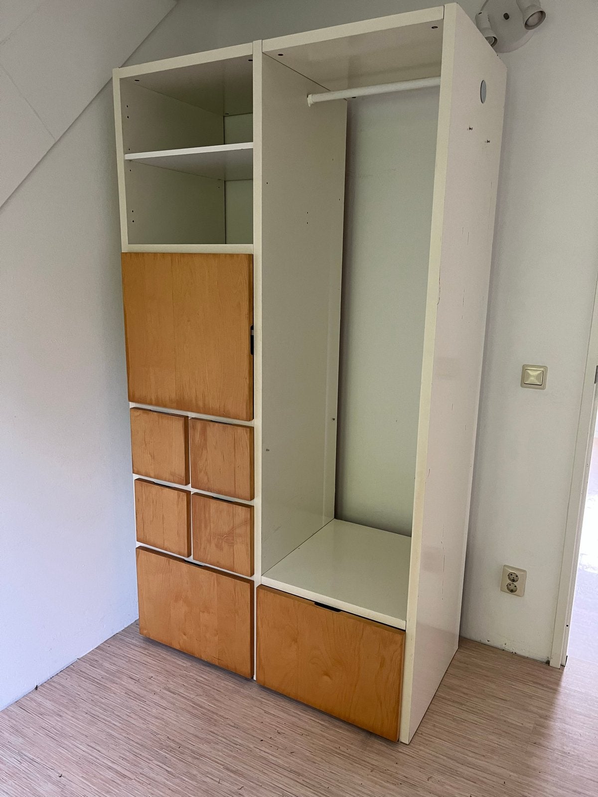 Witte kledingkast met houten accenten en veel opbergruimte, Gebruikt, 100 tot 150 cm, 200 cm of meer, Ophalen of Verzenden