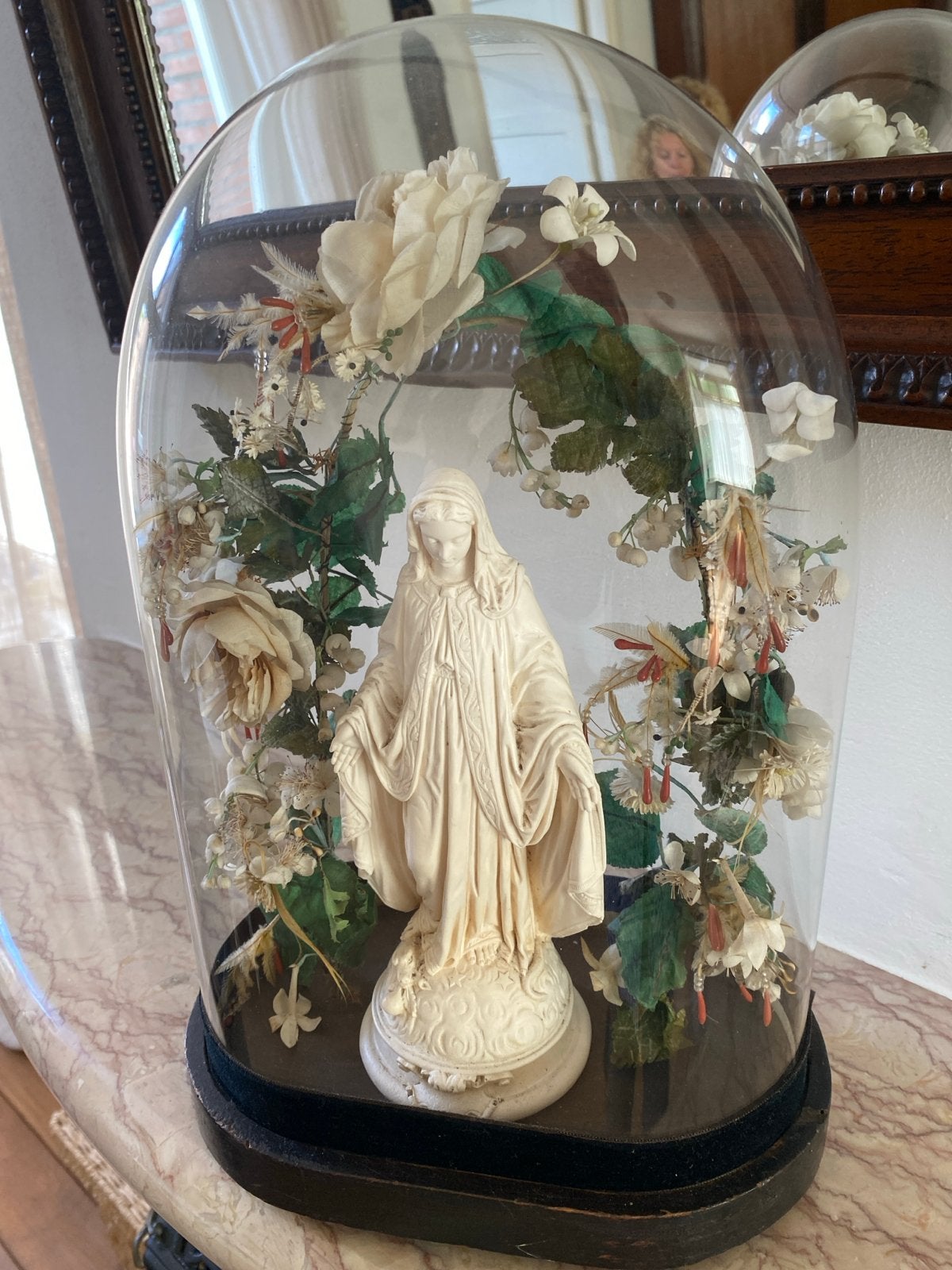 Antieke Mariabeeld onder glazen stolp met bloemen, Antiek en Kunst, Ophalen