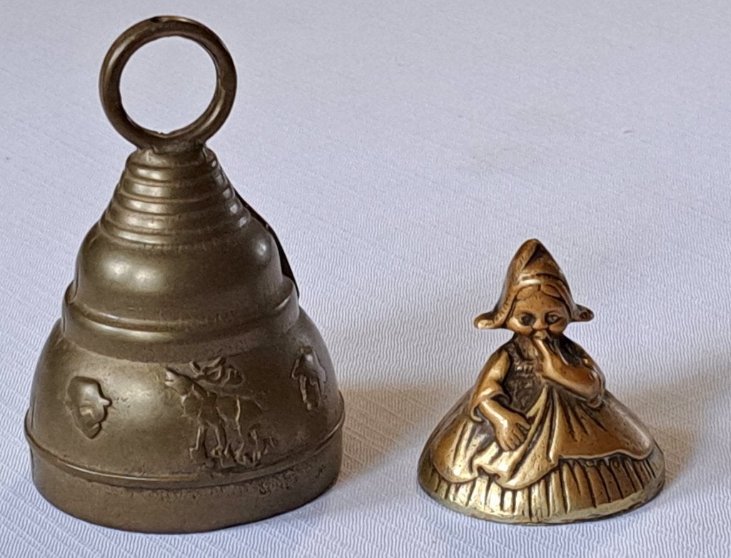2st. antieke tafelbel messing meisje klederdracht hert eland, Antiek en Kunst, Antiek | Koper en Brons, Verzenden, Koper