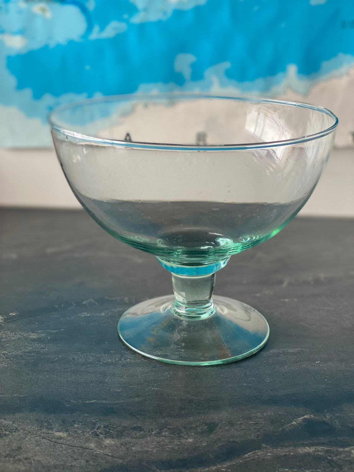 Vintage glazen schaal op voet - Groen getint glas, Antiek en Kunst, Antiek | Glas en Kristal, Ophalen of Verzenden