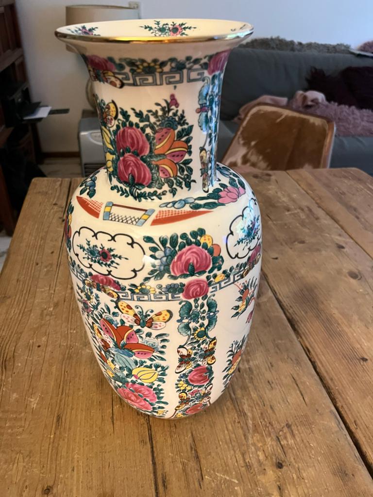 Prachtige Chinese vaas met bloemen en vlinders, Ophalen