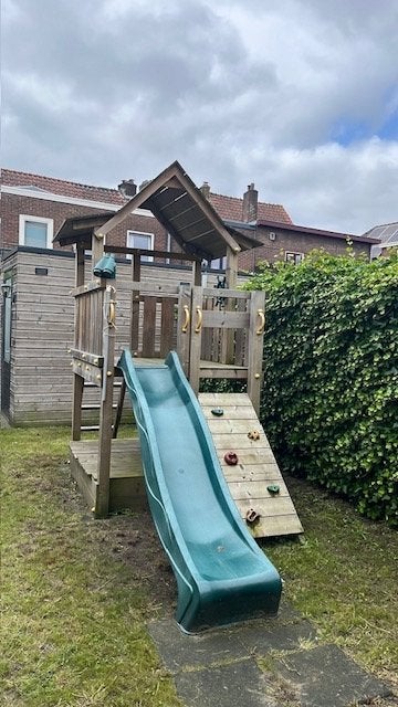 Pagoda houten speelhuis met glijbaan en klimwand, Ophalen, Gebruikt, Hout