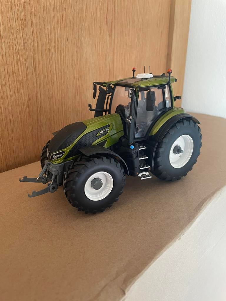 Universal Hobbies Valtra Q305 Olijfgroen, Ophalen of Verzenden, Zo goed als nieuw, Tractor of Landbouw, Universal Hobbies