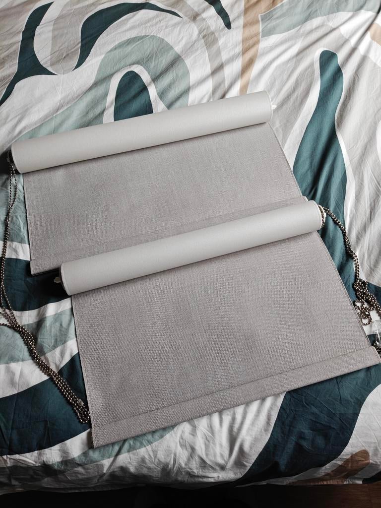 2x Verduisterende Rolgordijnen Thermal Luxe Kalksteen, Ophalen, 50 tot 100 cm, Zo goed als nieuw, Grijs