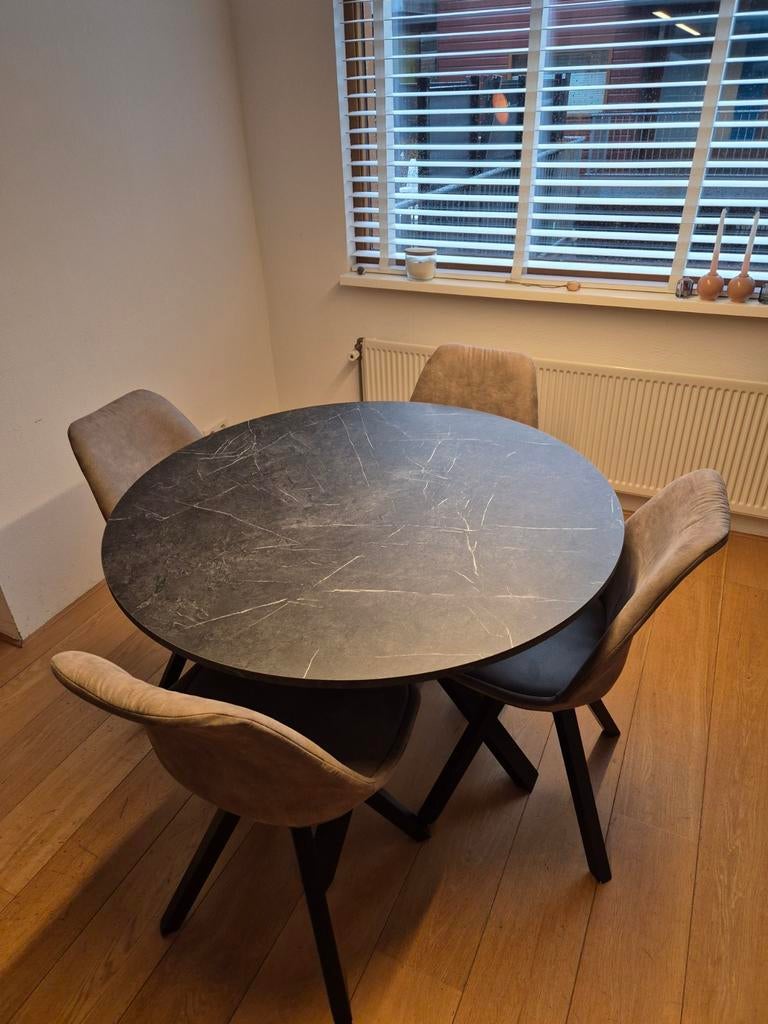 IKEA MARIEDAMM eettafel met 4 taupekleurige stoelen, Ophalen, Overige materialen, Rond, Zo goed als nieuw