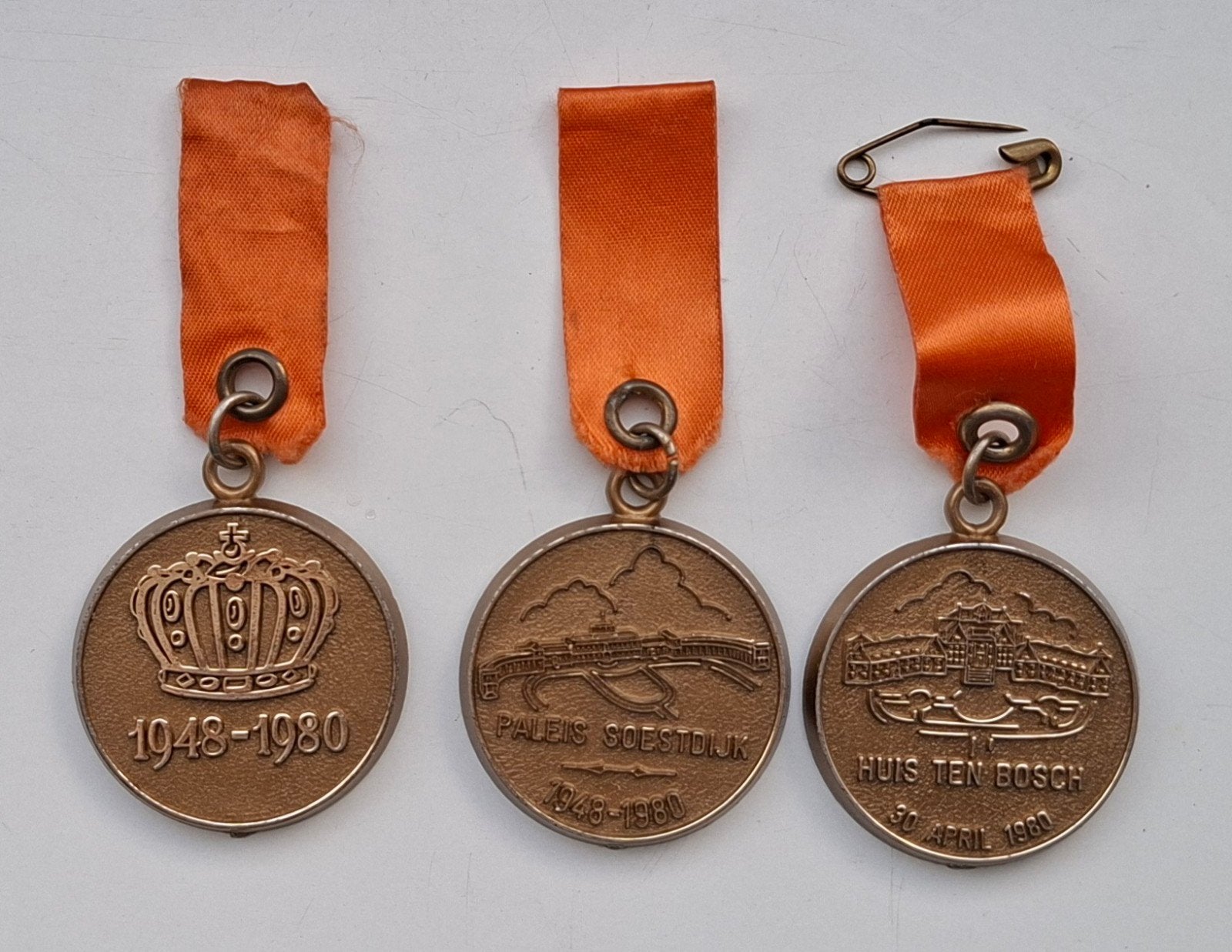 3 plastic medailles Oranje uit 1980, Ophalen of Verzenden, Gebruikt, Nederland, Overige typen