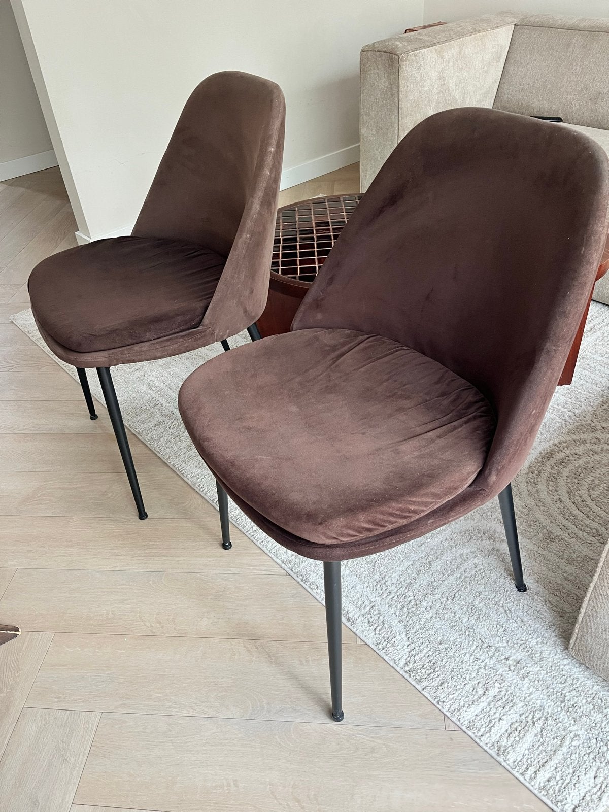 2x Karwei eetkamerstoelen fluweel donkerbruin, Ophalen, Gebruikt, Twee, Bruin