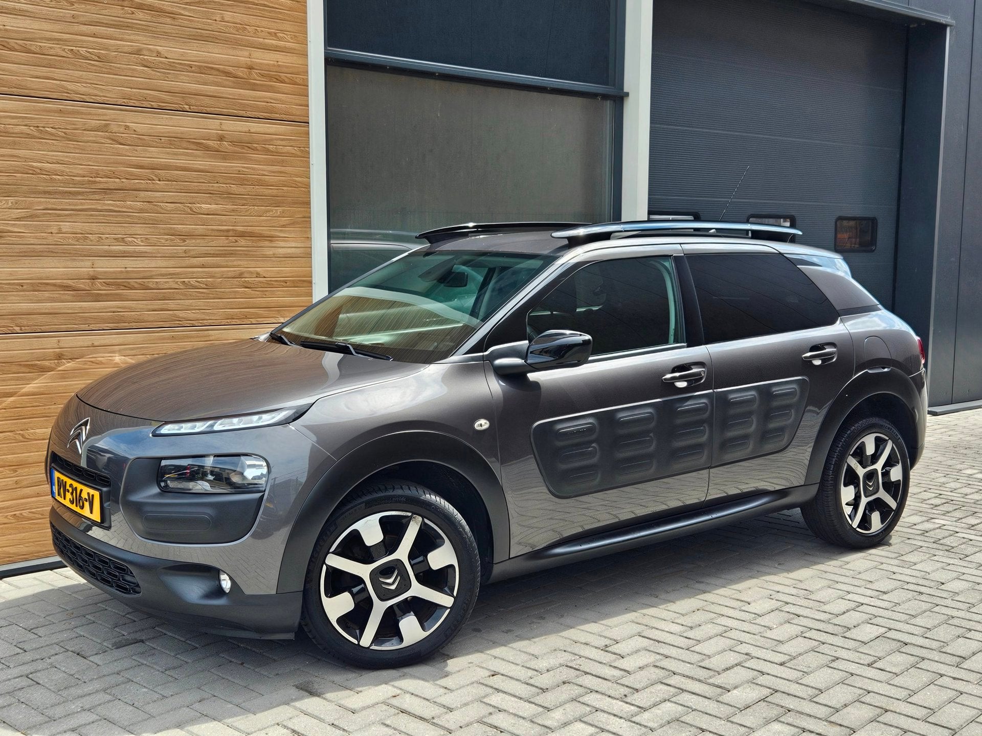 Citroen C4 Cactus 1.2 PureTech Shine Camera Navi 17", Auto's, Citroën, Stof, 920 kg, Origineel Nederlands, Bedrijf