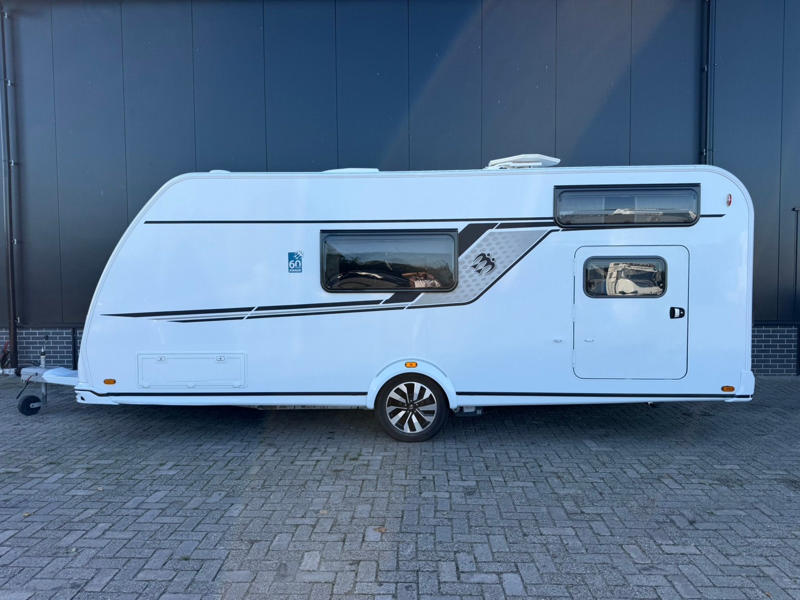 Knaus Sudwind 580 QS | 3-Pers Stapelbed,Mover,Airco,Voortent, Caravans en Kamperen, Vast bed, 7 tot 8 meter, Bedrijf, Treinzit