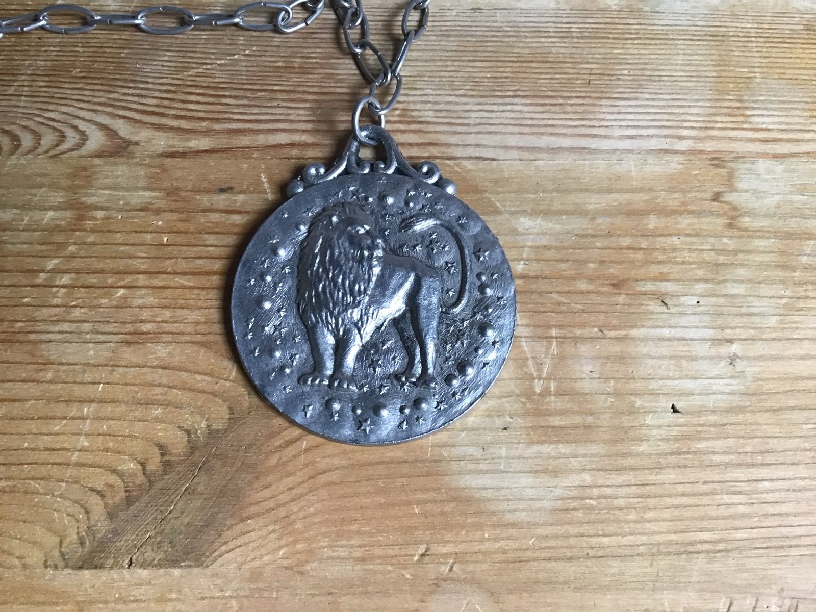 Retro hanger sterrenbeeld leeuw aan ketting., Ophalen of Verzenden, Huis en Inrichting