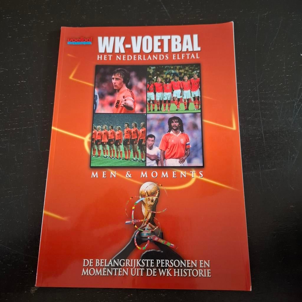 WK-voetbal: Het Nederlands Elftal - Men & Moments, Ophalen of Verzenden, Zo goed als nieuw, Onbekend, Balsport