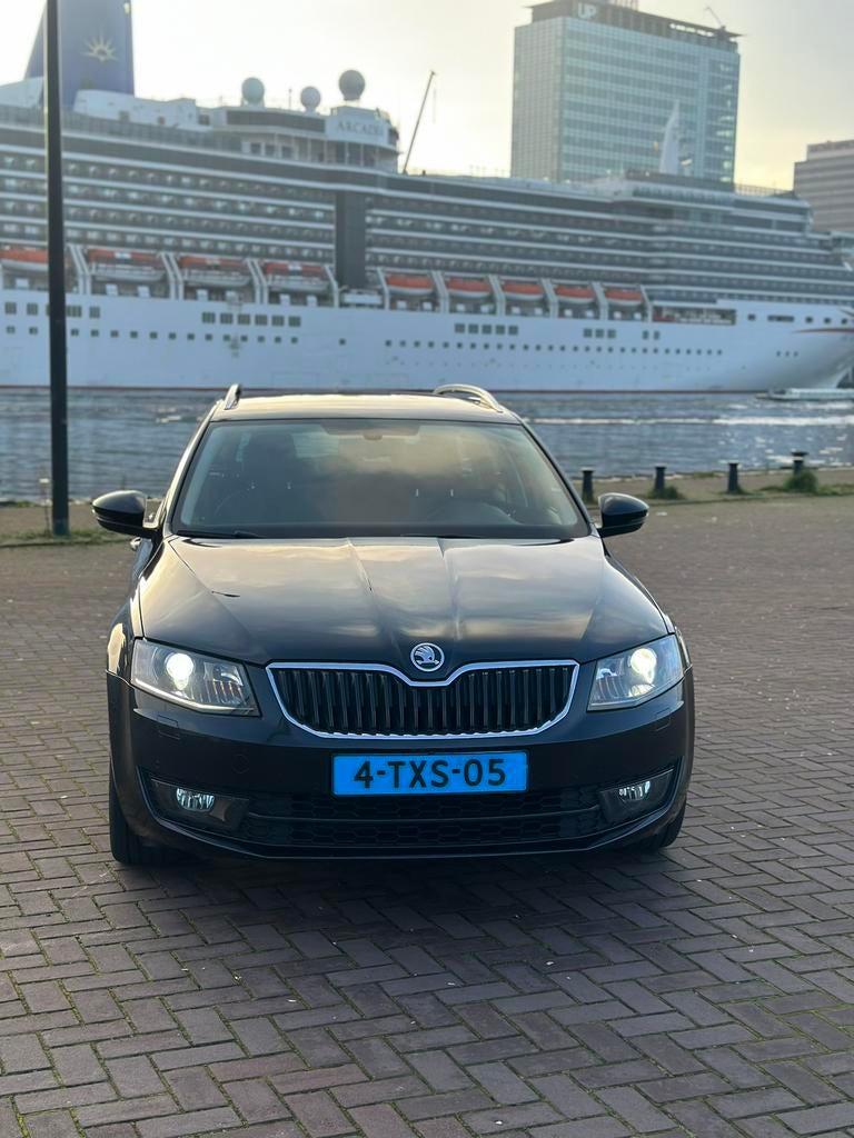 Skoda Octavia 1.6 TDI 77KW Combi Dsg-7 2014 Zwart, Taxivervoer