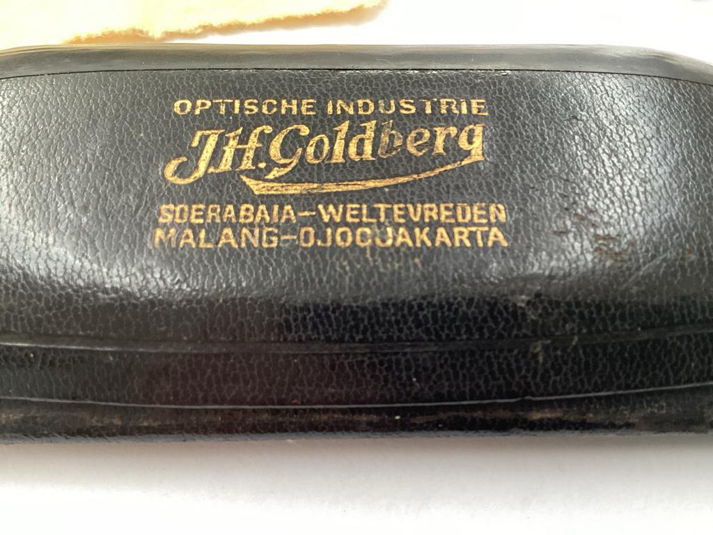 Antieke brillenkoker uit Indonesië met goudkleurig brilletje, Overige merken, Gebruikt, Zwart, Ophalen of Verzenden