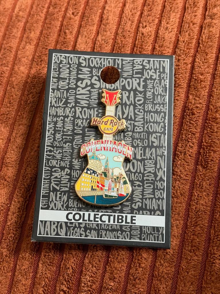 Hard Rock Cafe Kopenhagen Gitaar Gitaar Pin - Collectible, Ophalen of Verzenden, Nieuw, Stad of Land, Speldje of Pin
